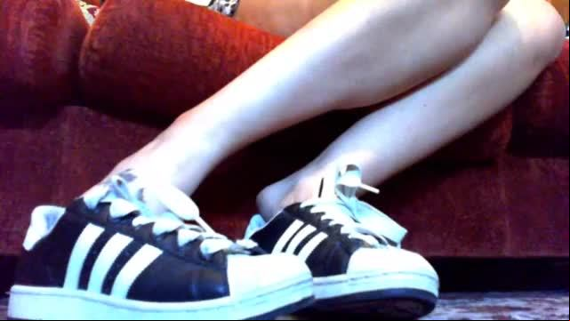 Una collezione di sneakers adidas e nike e adorazione dei piedi